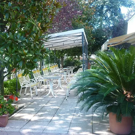 Anna Πανσιόν *